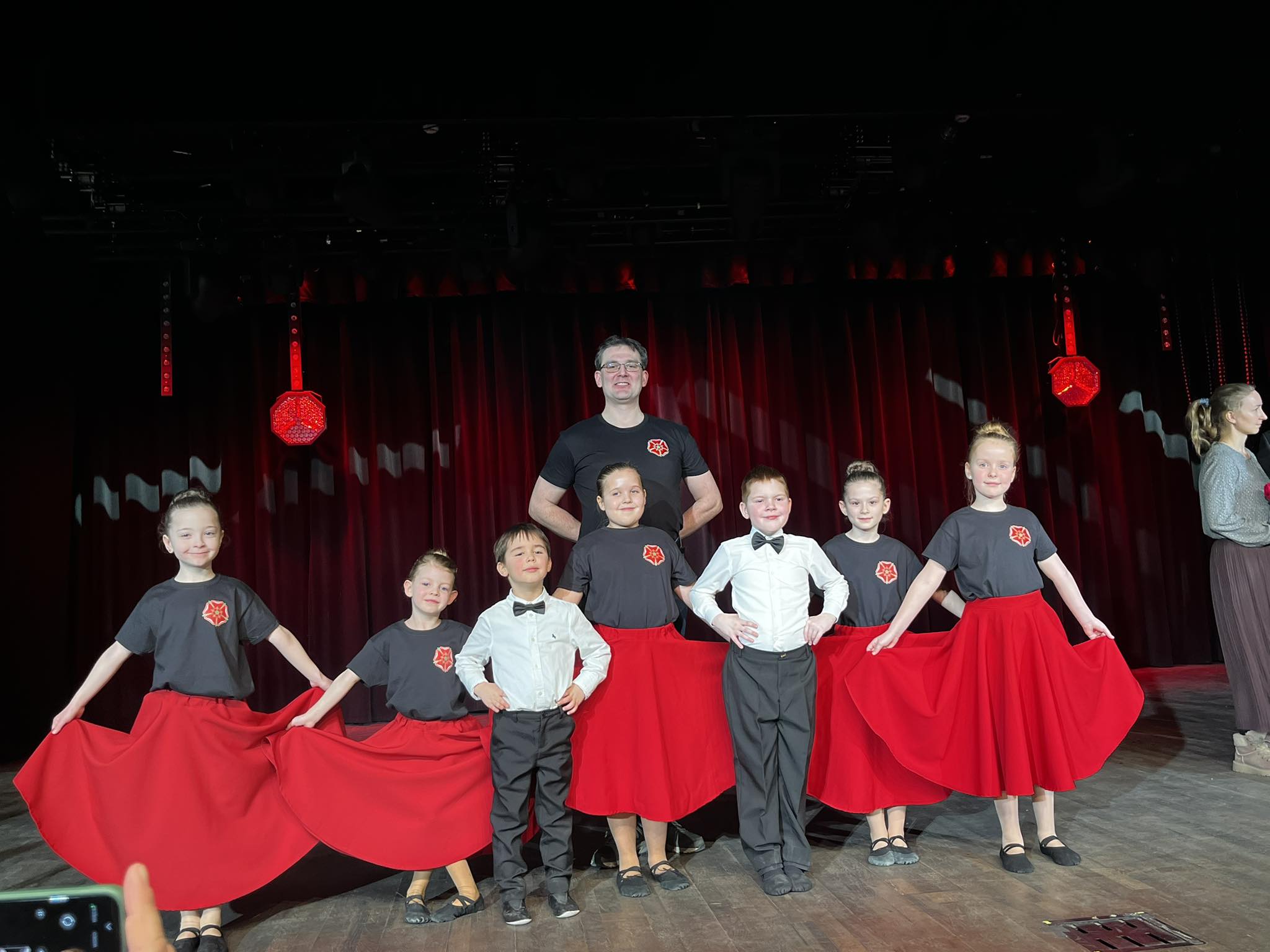 Zespół Tańca Ludowego Róża Porajów - zdjęcie grupowe na scenie